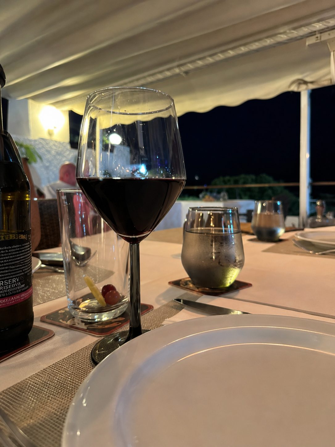 Vino tinto en la terraza de Bellagio Lanzarote