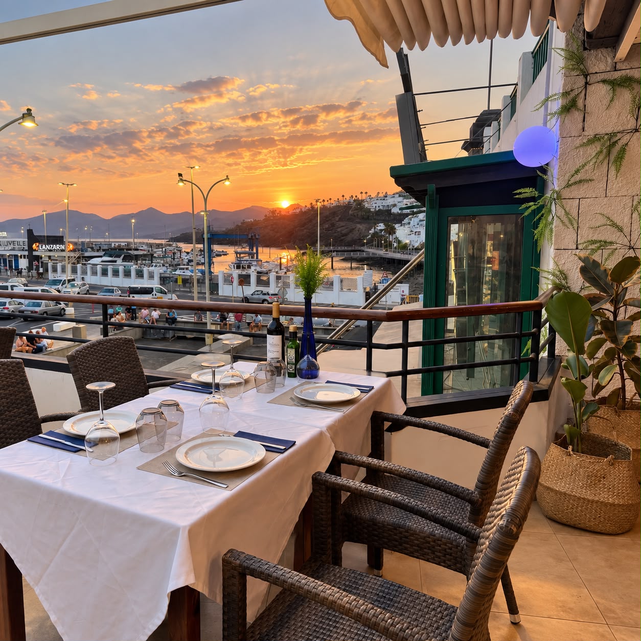 Terraza de Bellagio Lanzarote al atardecer con vistas al puerto